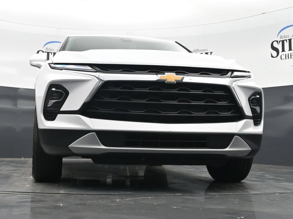 Used 2025 Summit White Chevrolet 2LT image 30