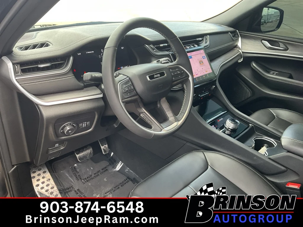 Used 2025 Diamond Black Crystal Pearlcoat Jeep Limited image 29
