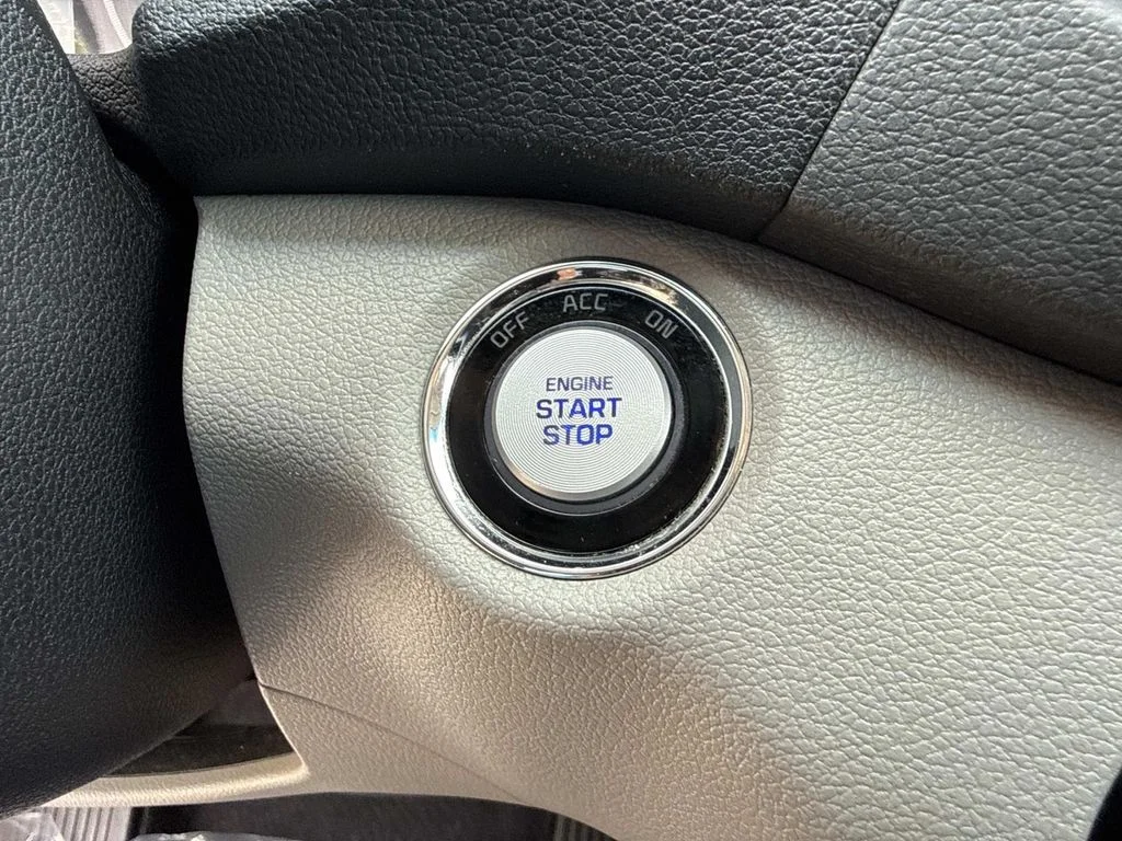 Used 2017  Hyundai Sport image 35