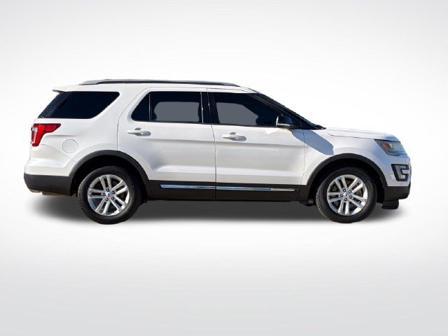 Used 2016 White Platinum Clearcoat Metallic Ford XLT image 4