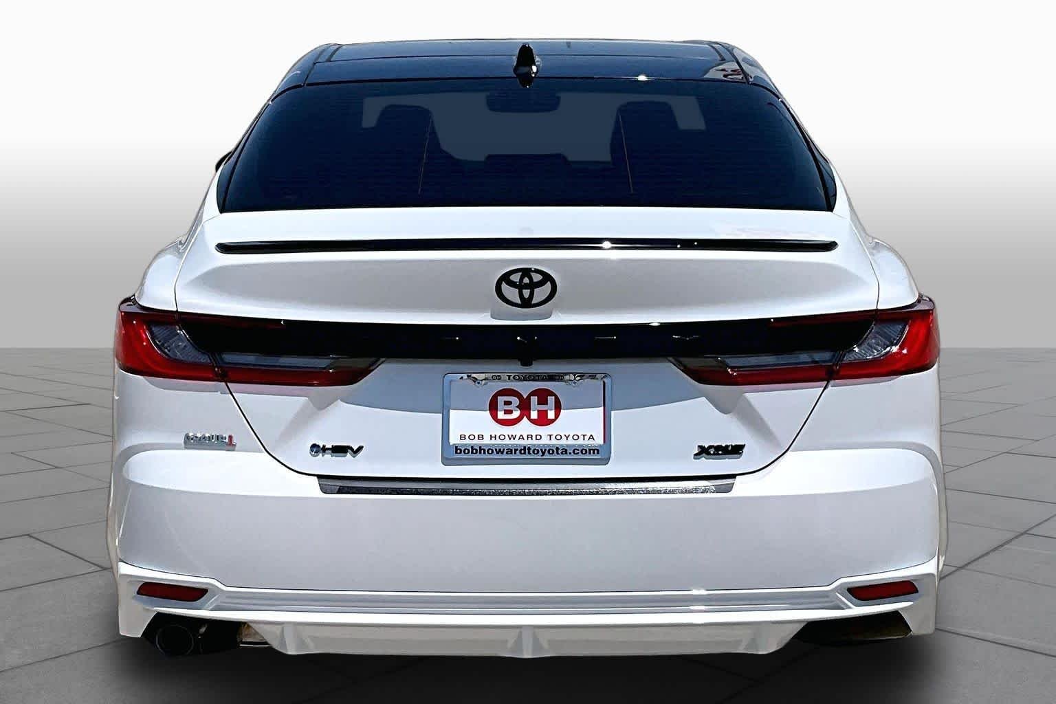 New 2026 Wind Chill Pearl with Midnight Black Metallic roof Toyota XSE image 4