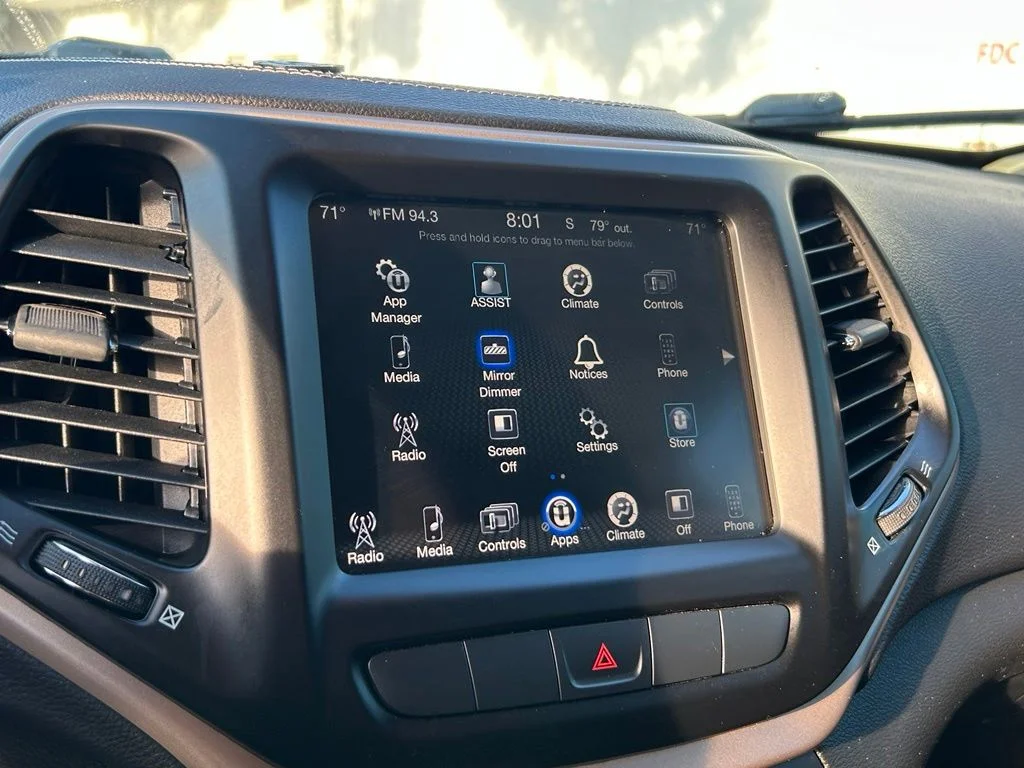 Used 2015 Brilliant Black Crystal Pearlcoat Jeep Latitude image 11