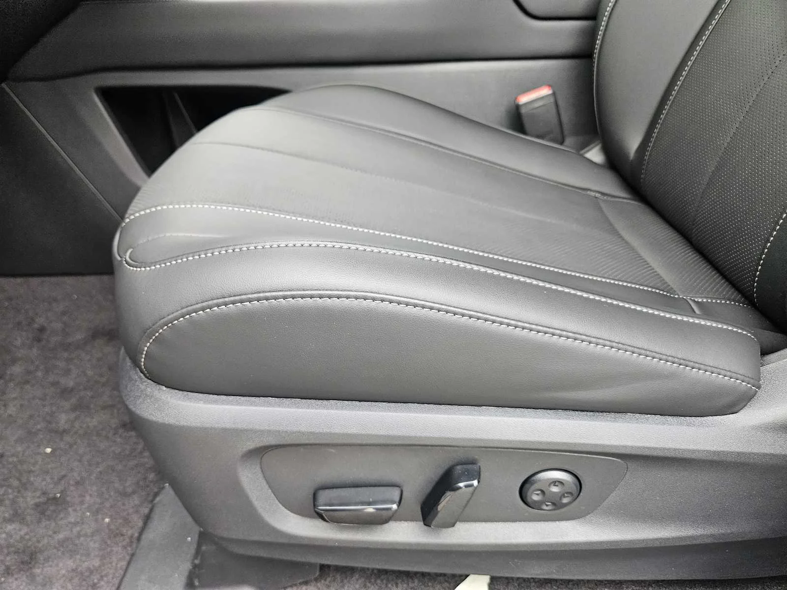 New 2026 RADIANT WHITE INFINITI Luxe FWD image 18