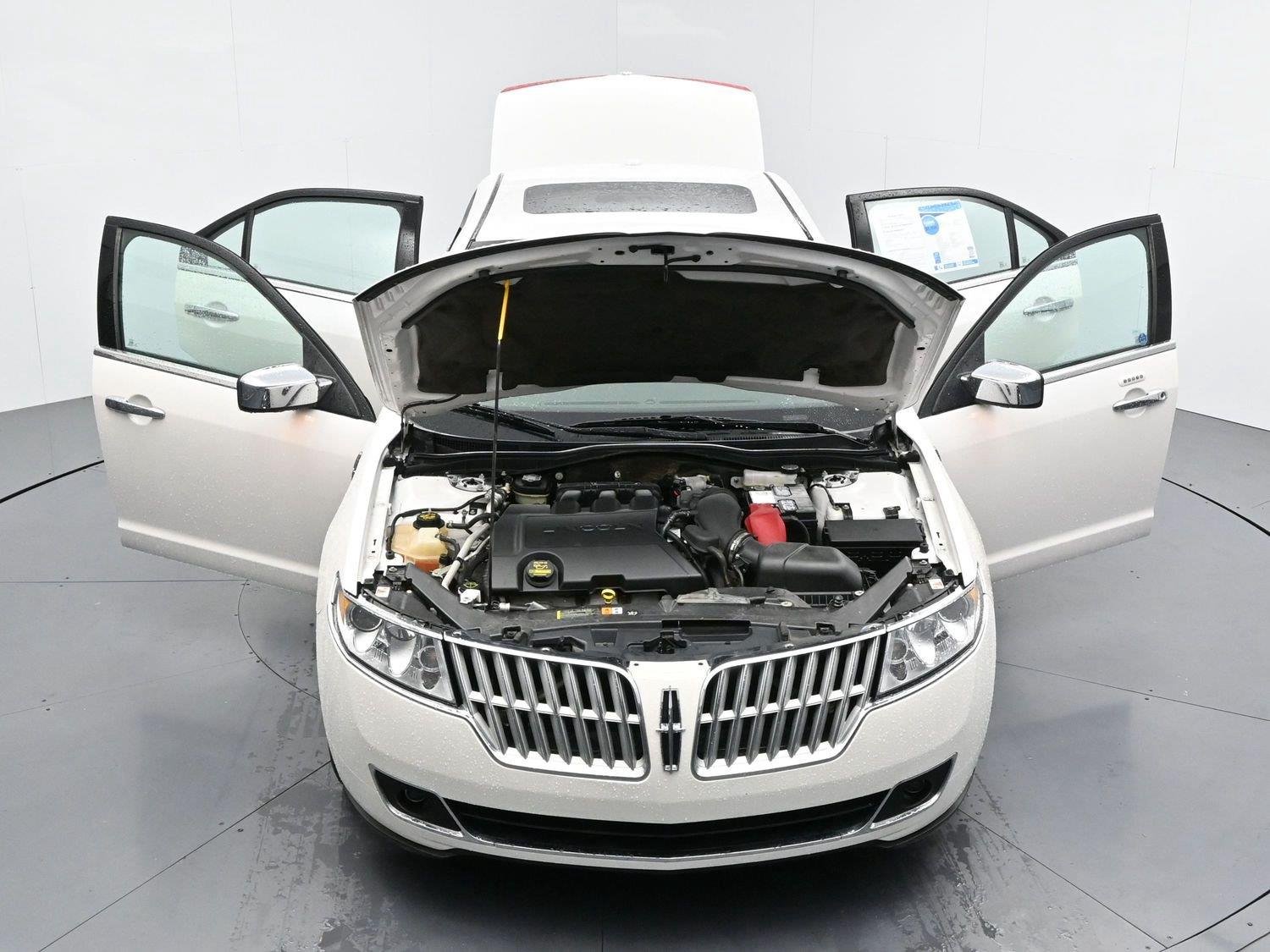 Used 2012 White Platinum Metallic Tricoat Lincoln 4dr Sdn FWD image 43