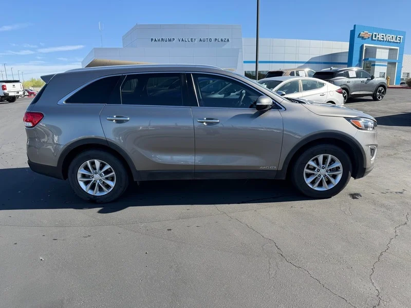 Used 2018 Titanium Silver Kia LX V6 image 2