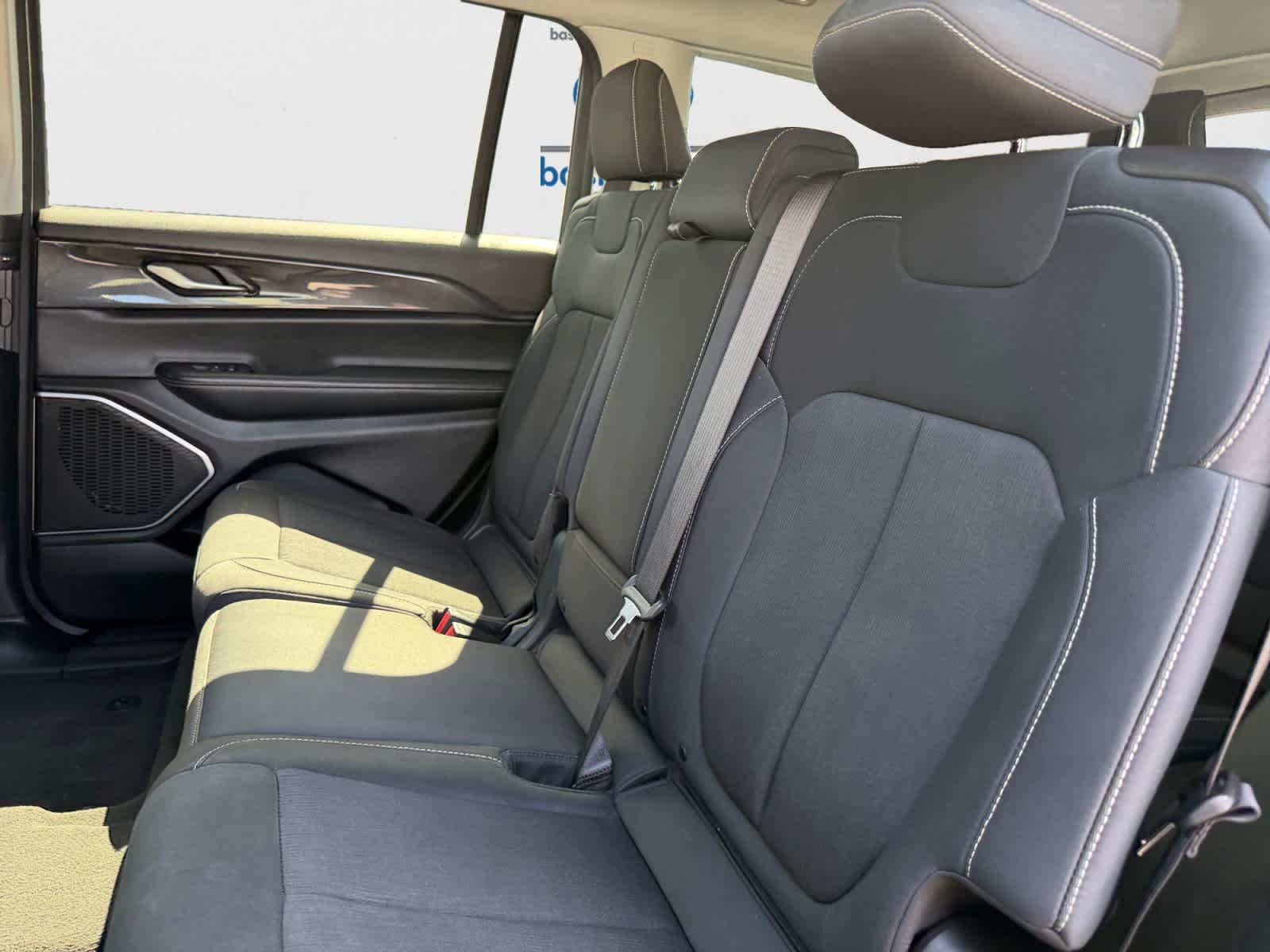 Used 2022 Diamond Black Crystal Pearlcoat Jeep Laredo image 18