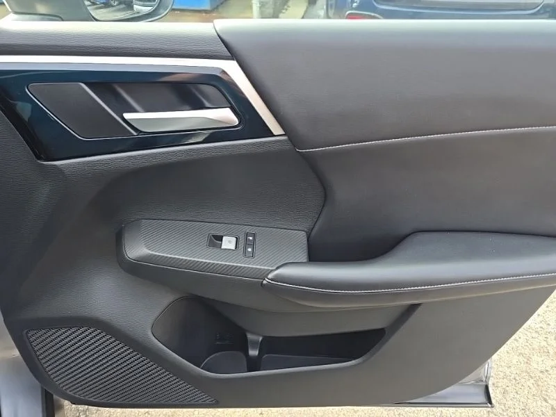 Used 2022  Mitsubishi SE image 31