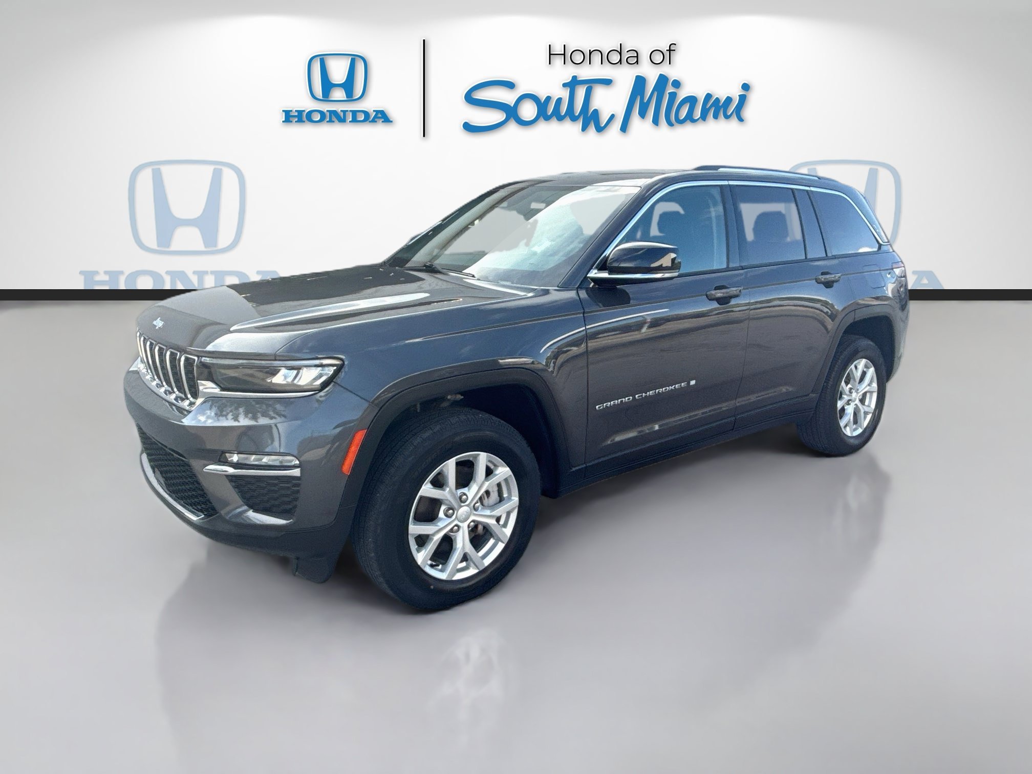 Used 2023 Baltic Gray Metallic Clearcoat Jeep Limited image 3