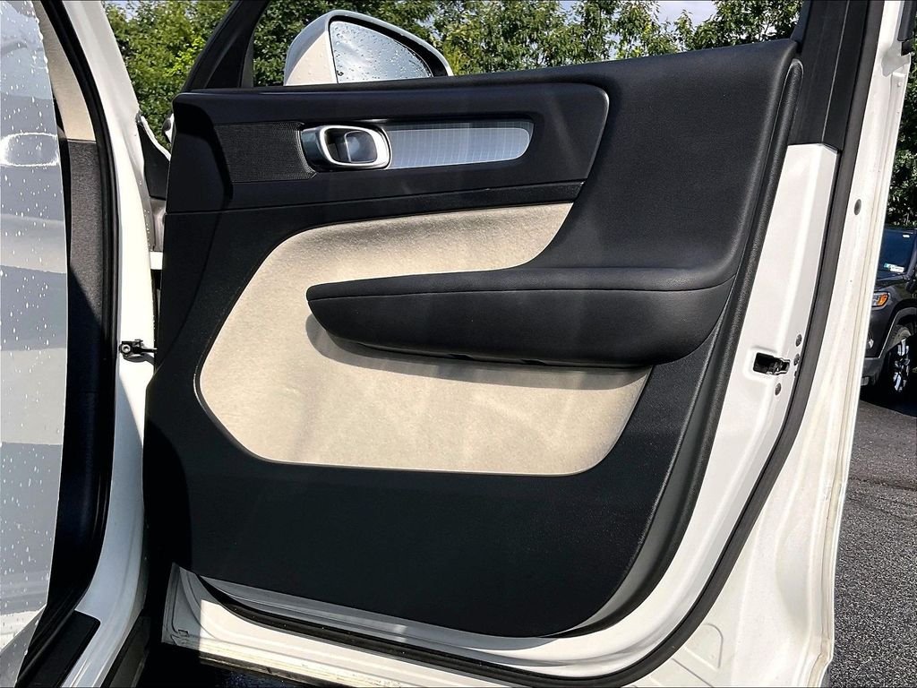 Used 2020 White Volvo Momentum image 11