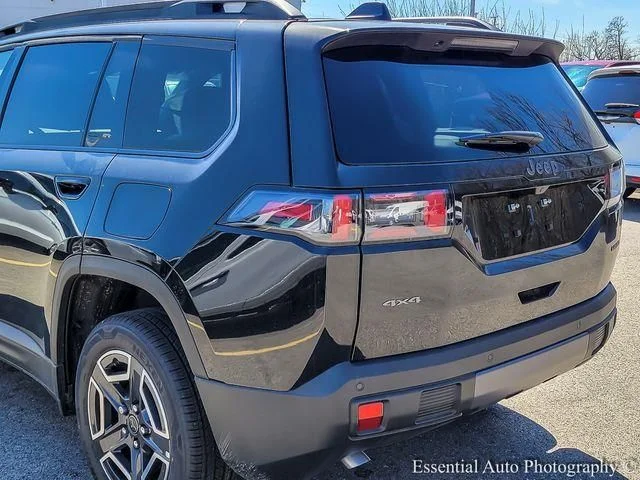 New 2026 Diamond Black Crystal Pearl-Coat Exterior Paint Jeep Limited image 6