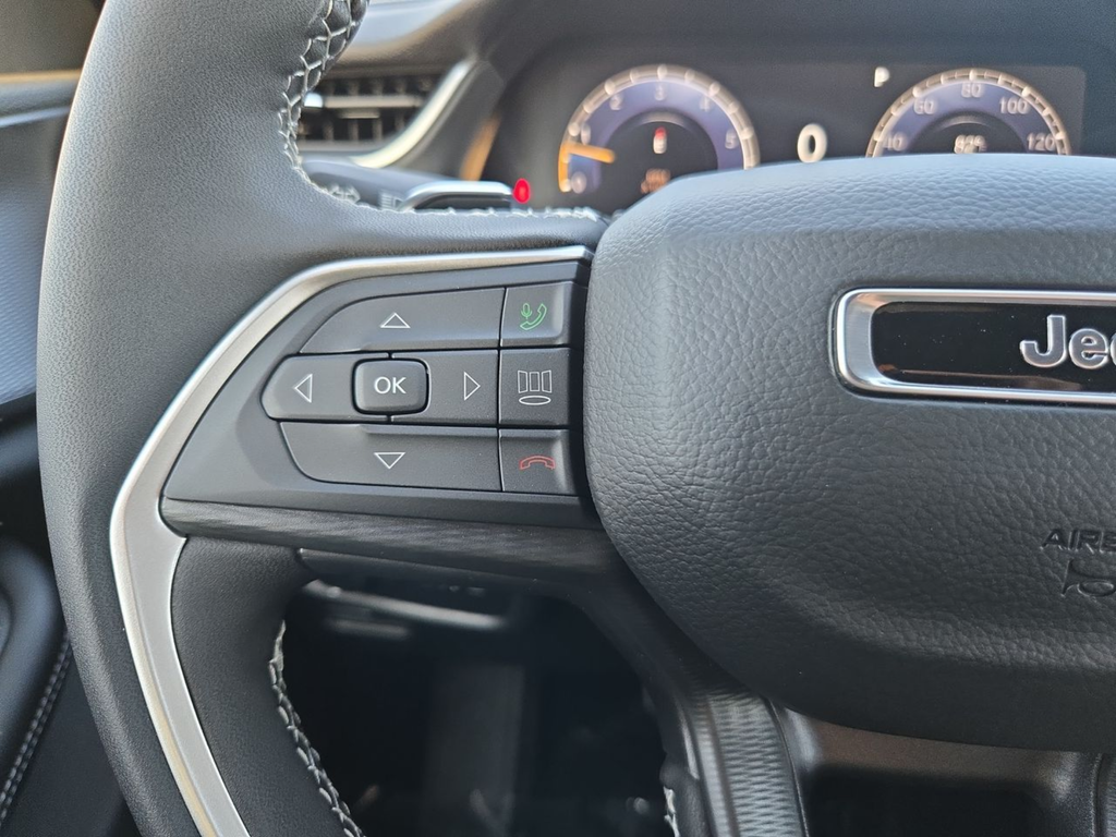 New 2025 Diamond Black Crystal Pearl-Coat Exterior Paint Jeep Laredo X image 23