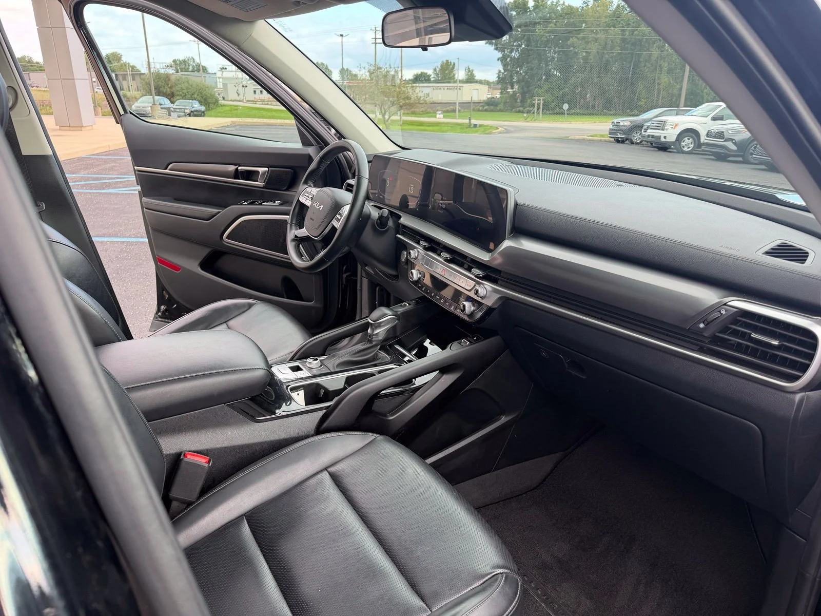 Used 2025 Black Kia S image 22