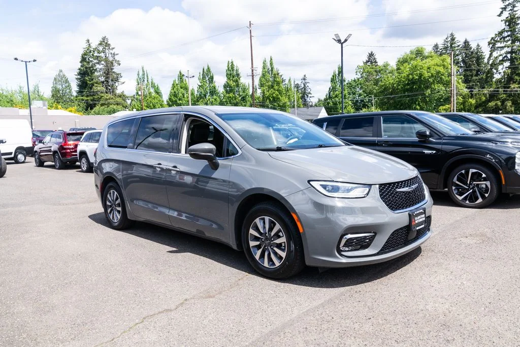 Used 2023 White Chrysler Touring L image 24