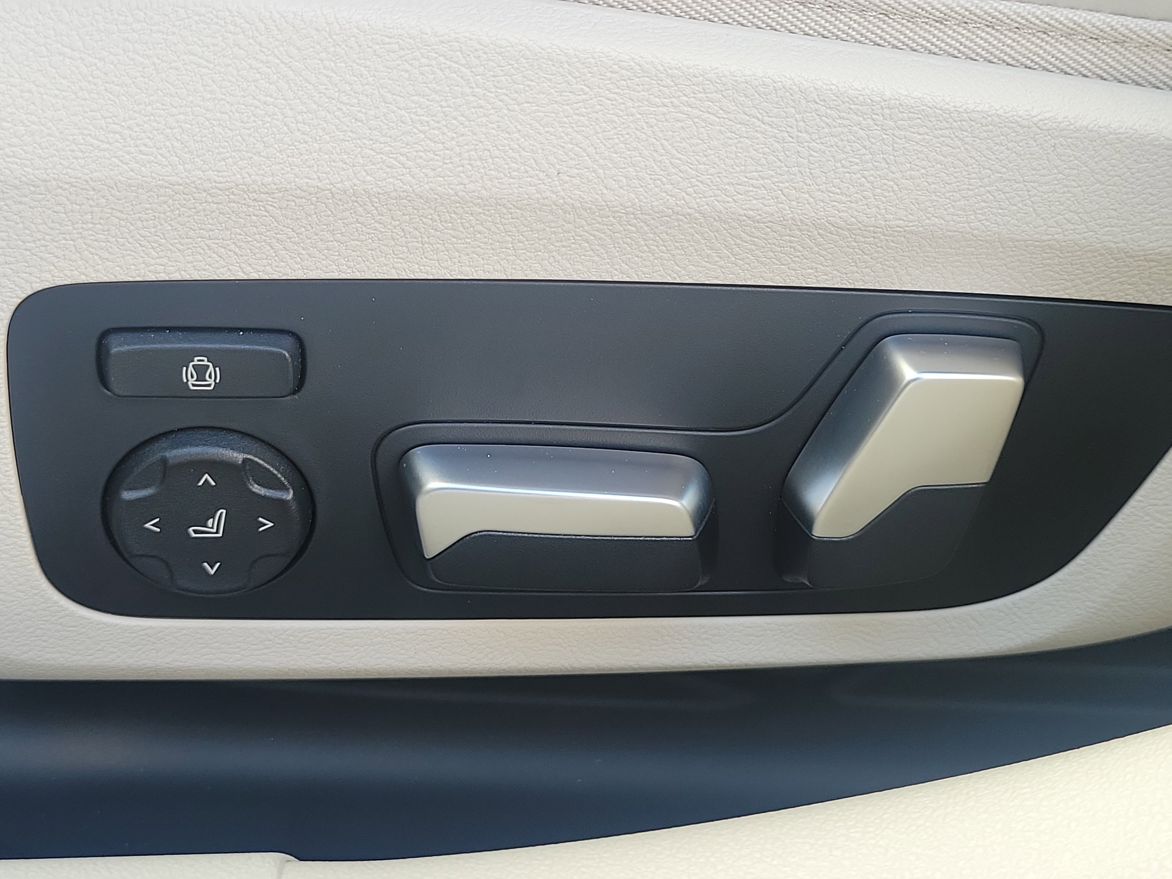 2026 BMW 8 Series 840i - Photo 23