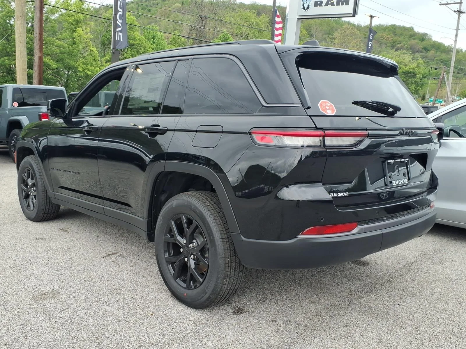 New 2026 Diamond Black Crystal Pearlcoat Jeep Altitude image 3
