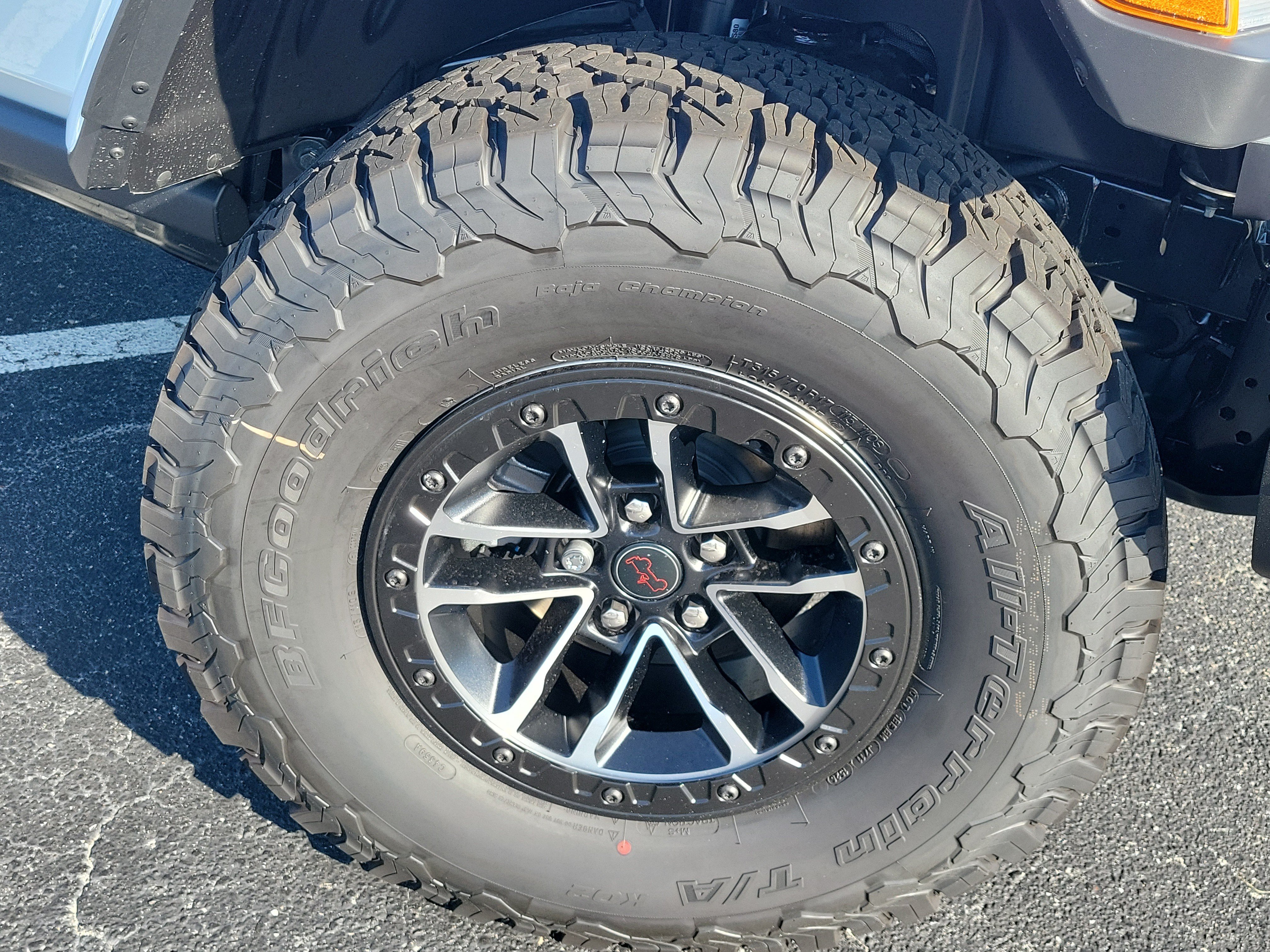New 2026 Bright White Clear-Coat Exterior Paint Jeep Rubicon X image 8