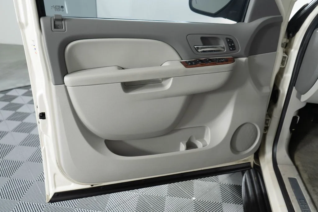 Used 2013 White Chevrolet LTZ image 22