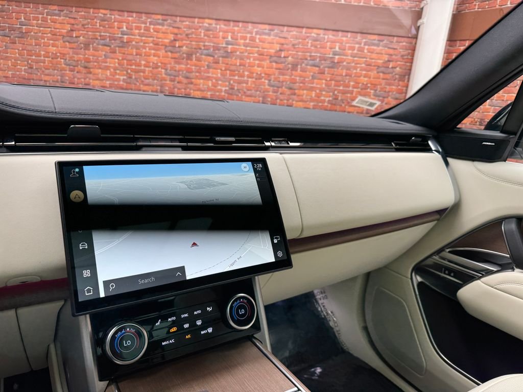 Used 2023 White Land Rover SE image 19