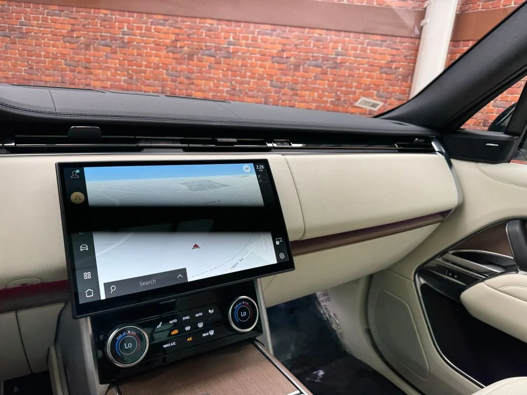 Used 2023 White Land Rover SE image 19