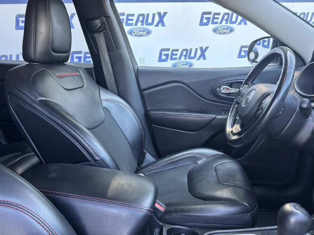 Used 2019 Pearl White Pearlcoat Jeep Trailhawk image 23