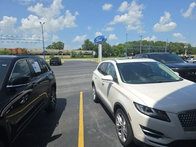 Used 2019 White Platinum Clearcoat Metallic Lincoln Reserve image 1