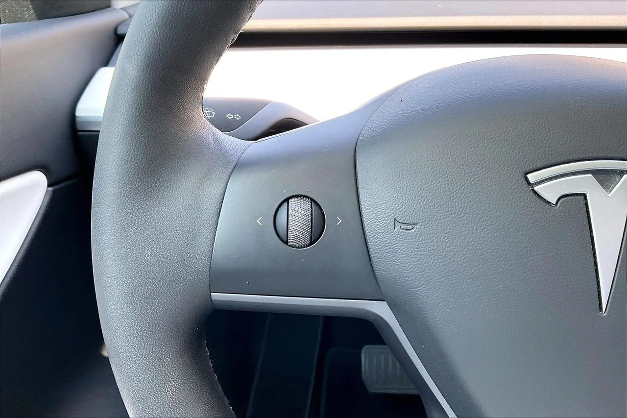 Used 2022  Tesla Long Range image 31
