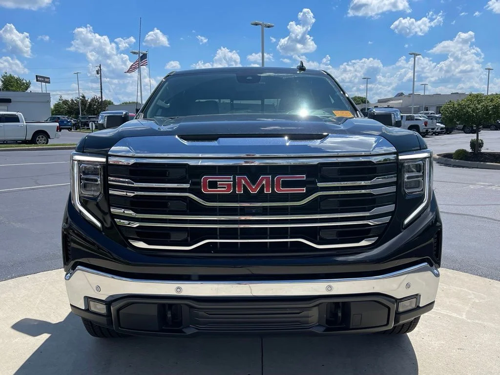 Used 2025 Onyx Black GMC SLT image 2