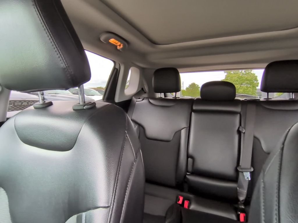 Used 2022 White Jeep Latitude image 35