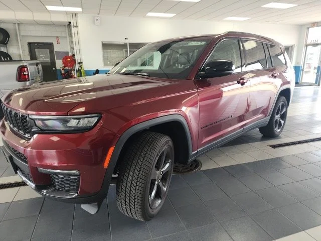 Used 2023 Velvet Jeep Limited image 7