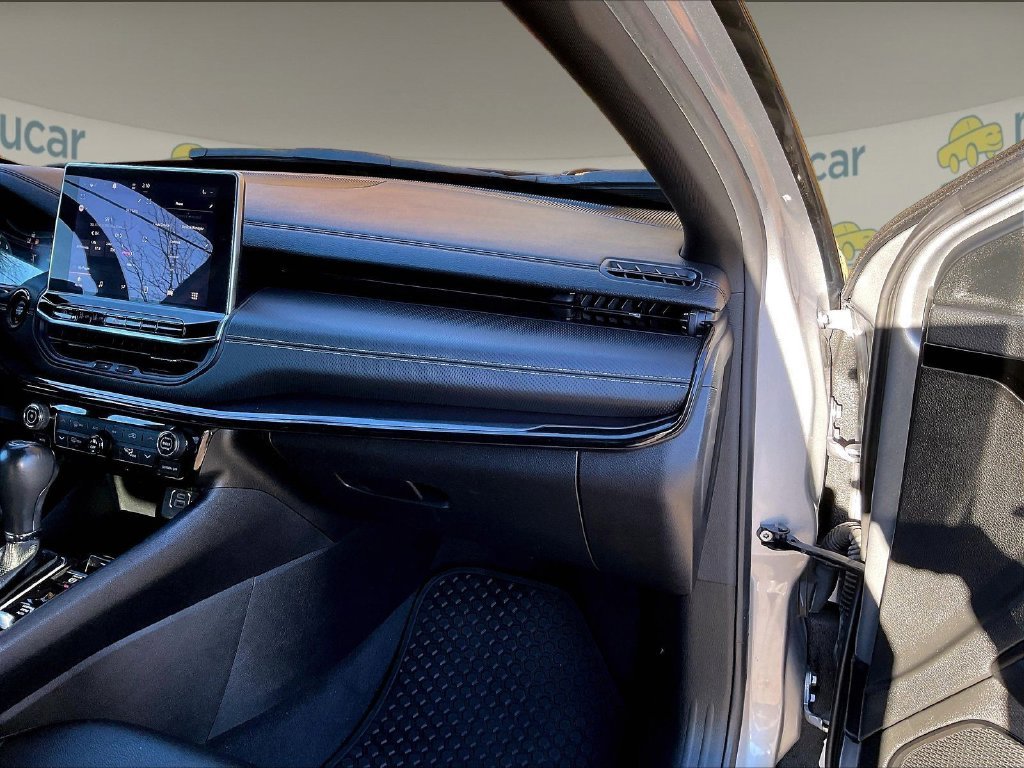 Used 2022 Silver Jeep Latitude image 13