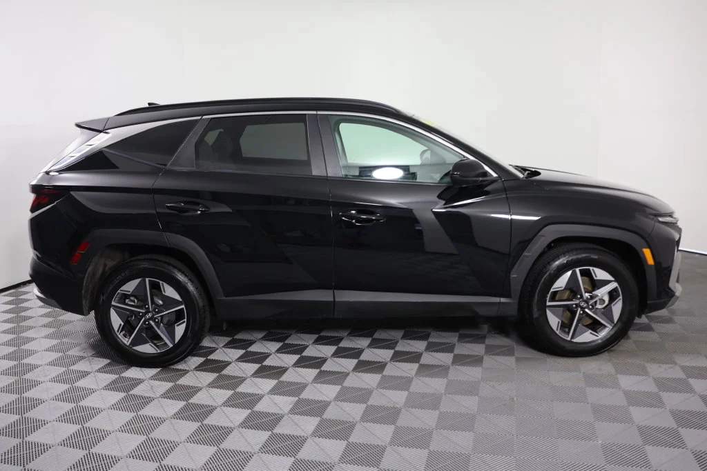 Used 2025 Phantom Black Hyundai SEL image 9