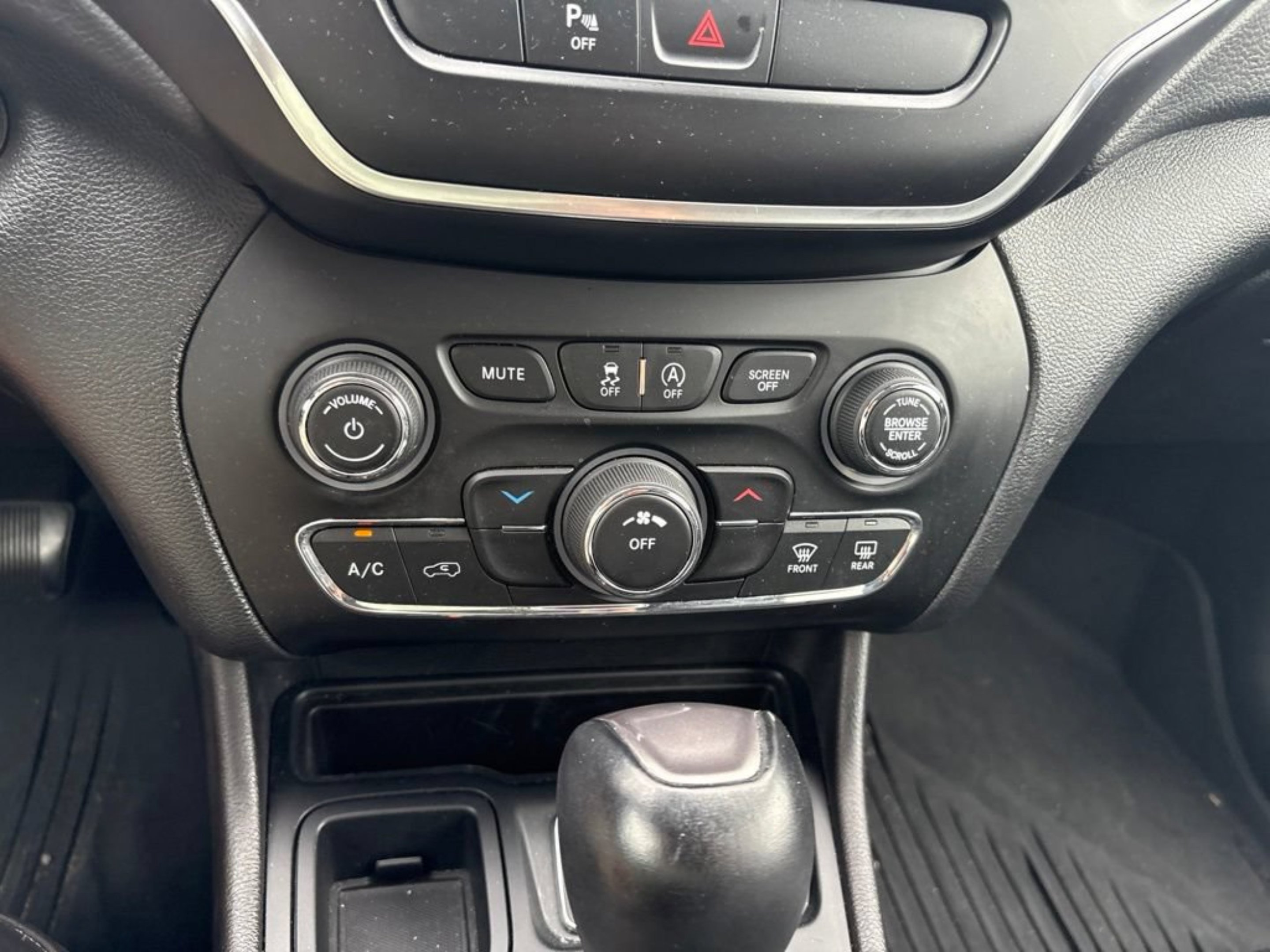 Used 2019 Granite Crystal Metallic Clearcoat Jeep Latitude Plus image 12