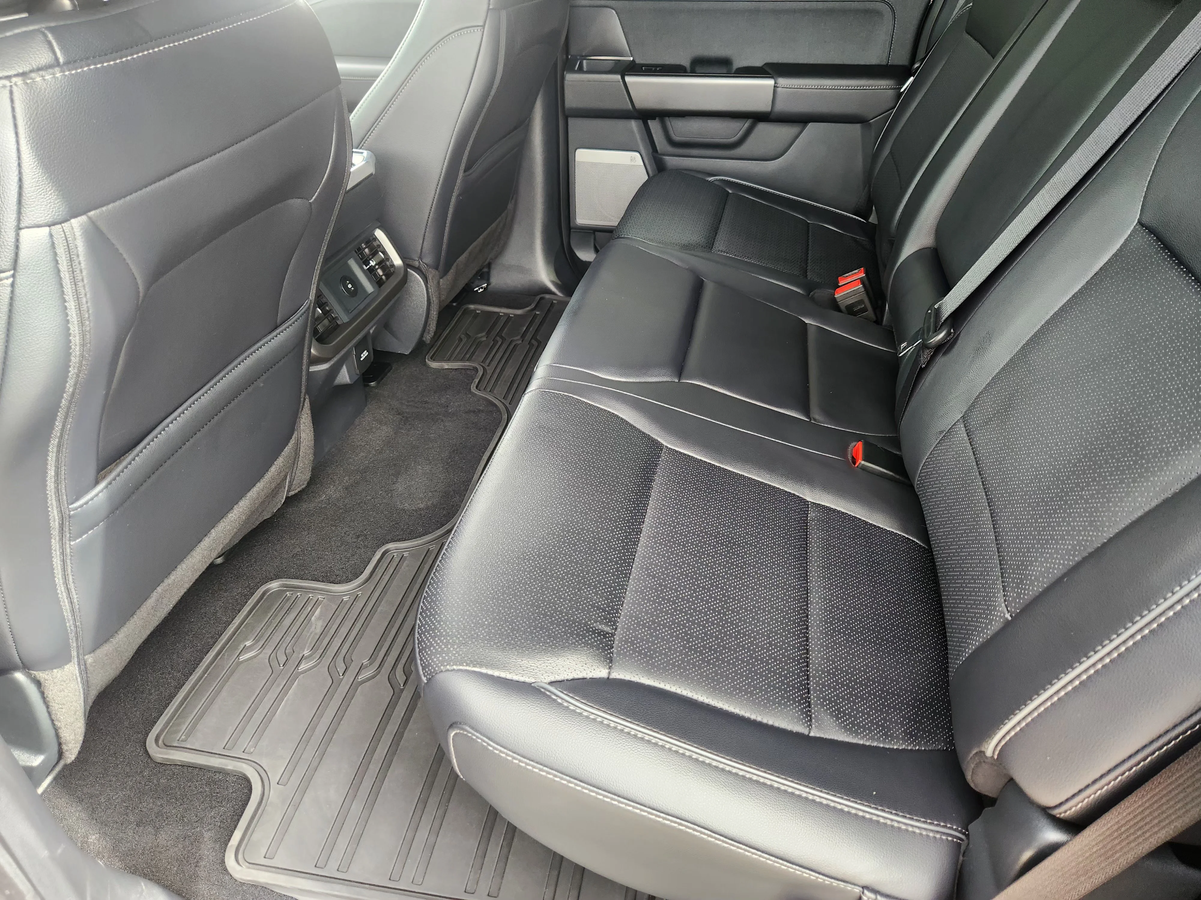 Used 2025 Black Ford Lariat image 29