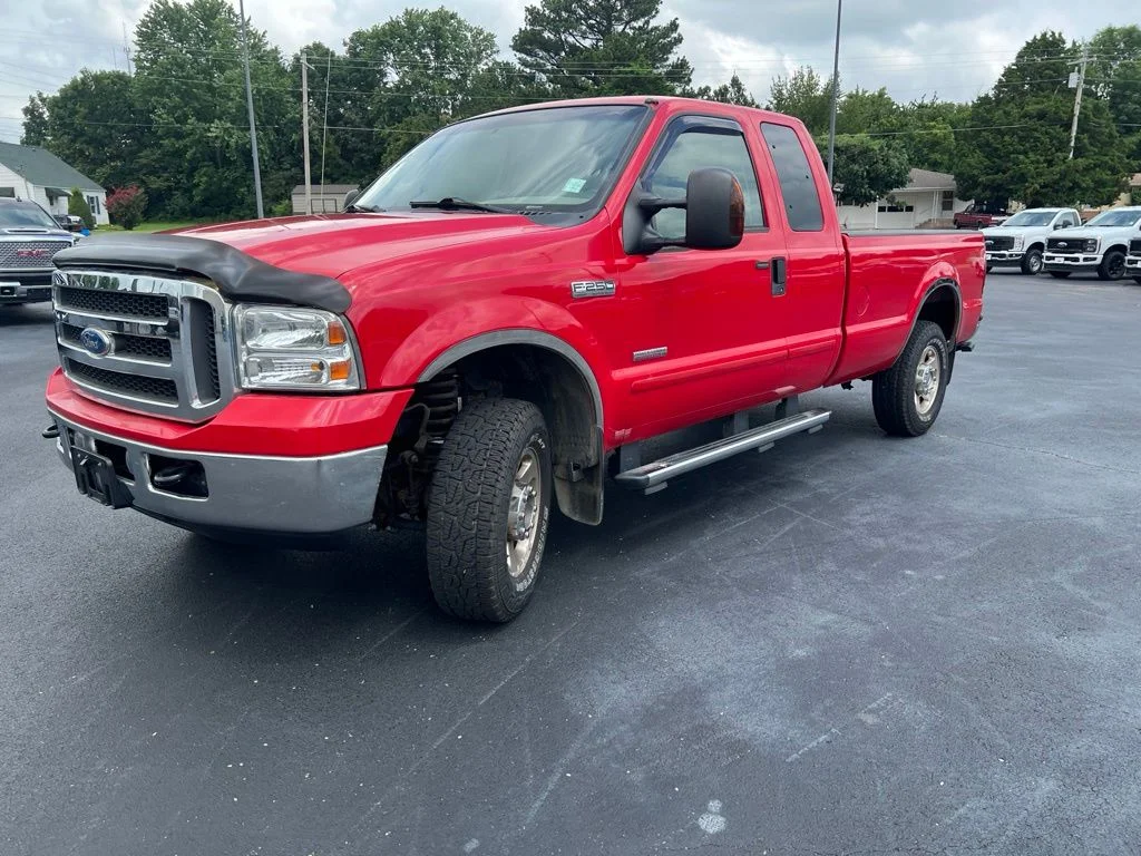 Used 2005 Red Ford  image 5