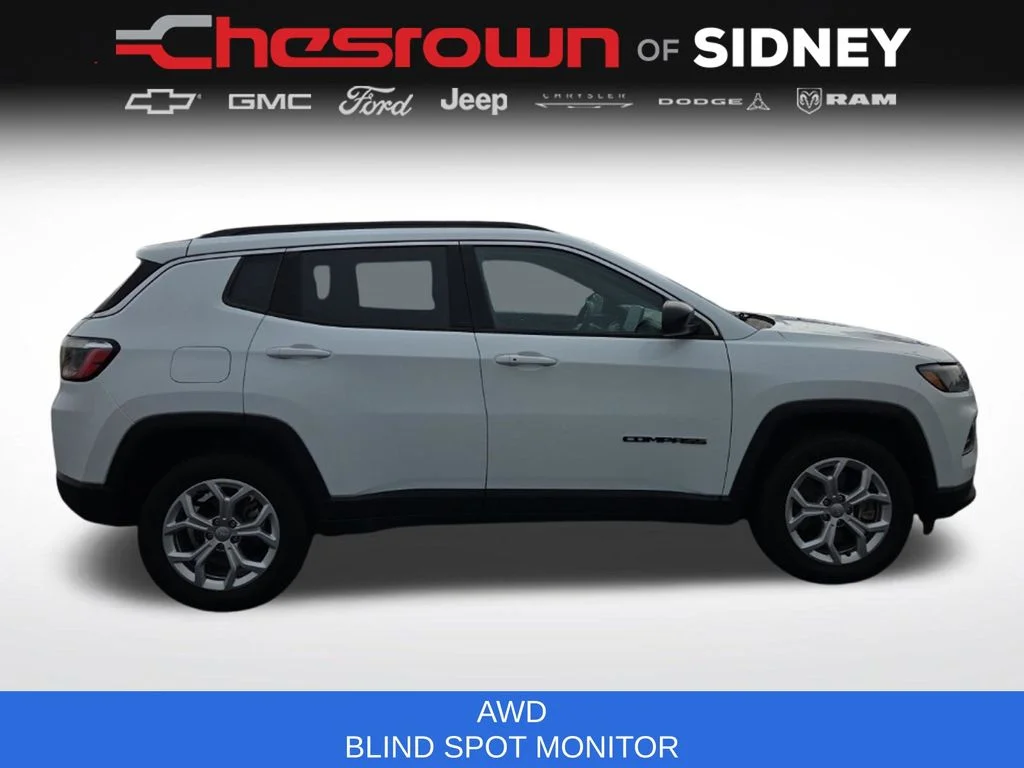 Used 2024 White Jeep Latitude image 4