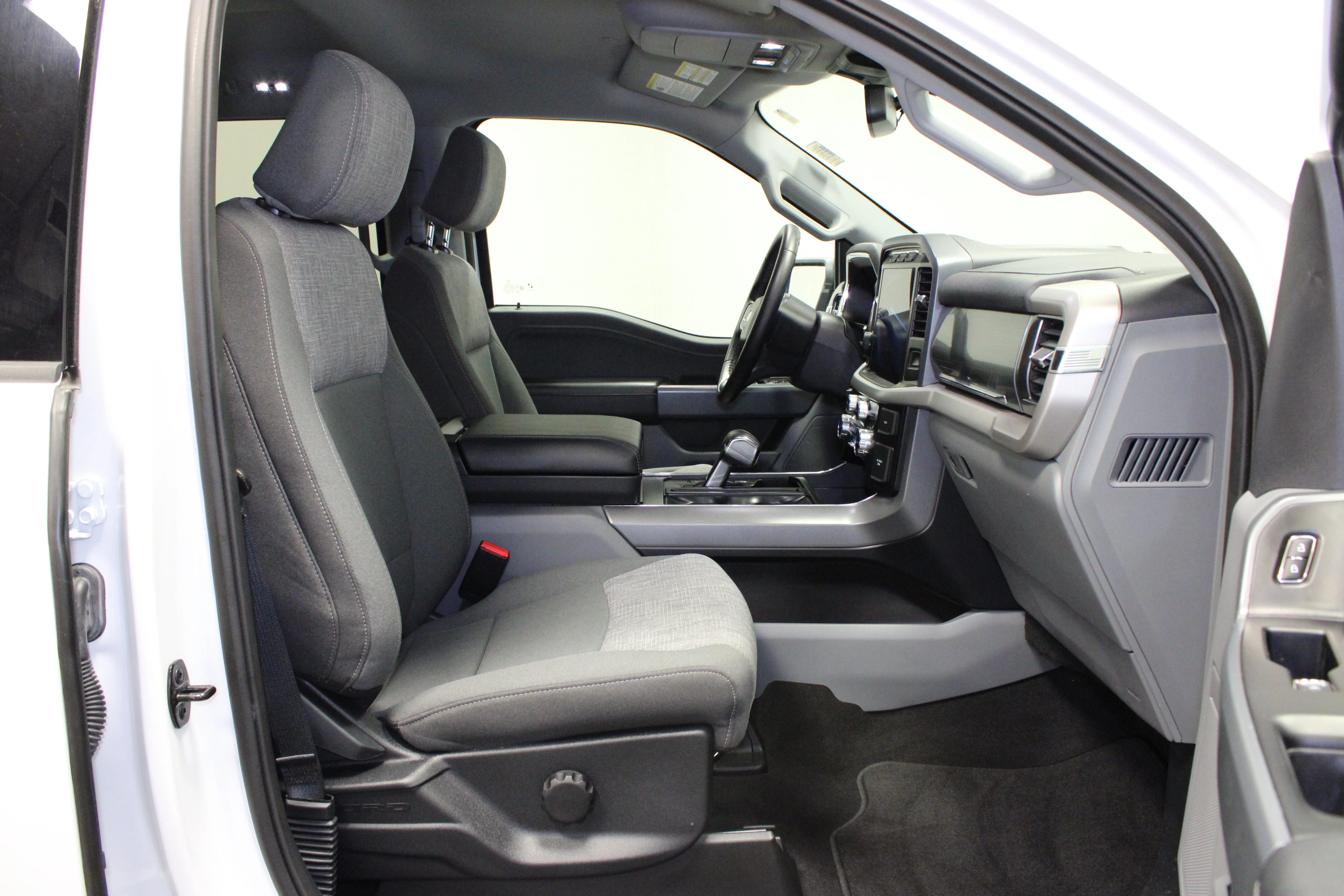 Used 2023 Oxford White Ford XLT image 16