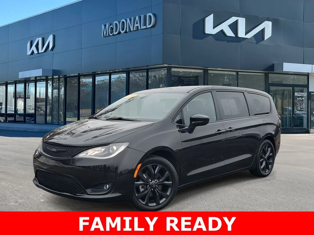2019 Chrysler Pacifica Touring Plus's photo