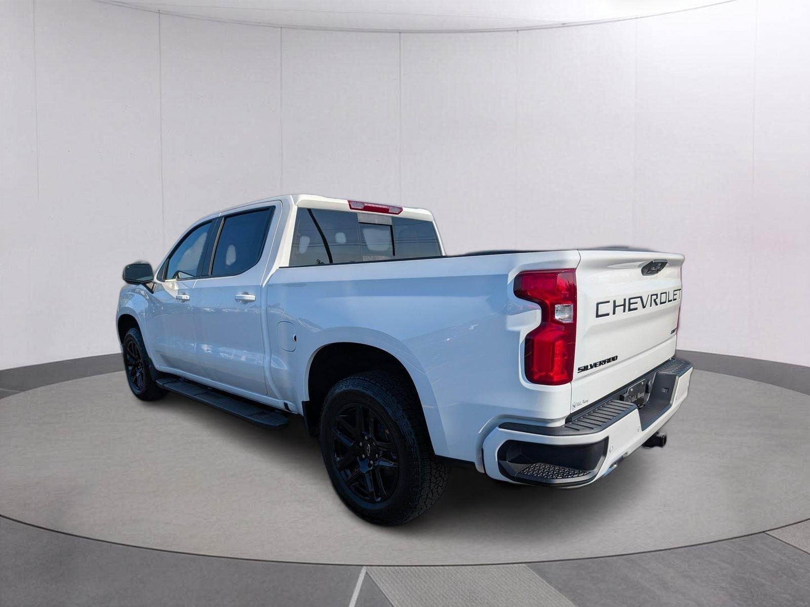 New 2026 Summit White Chevrolet RST image 5