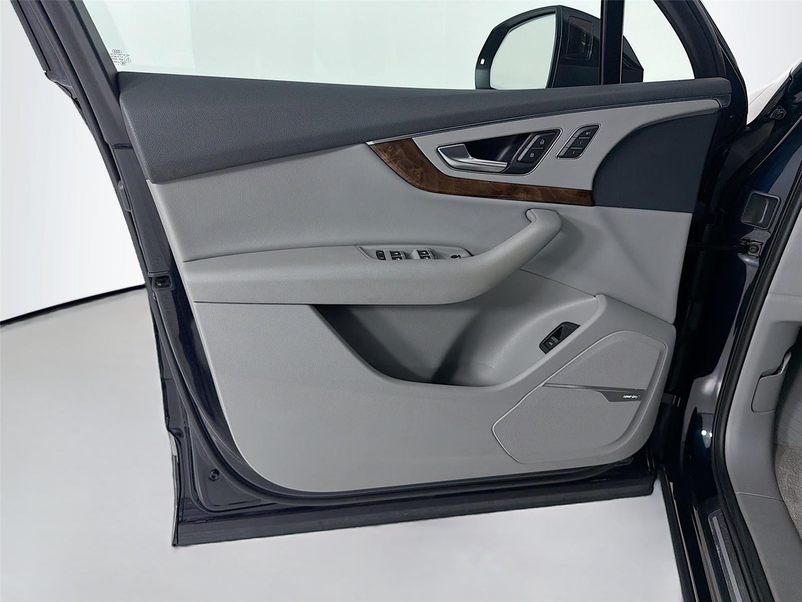 Used 2018  AUDI  image 6