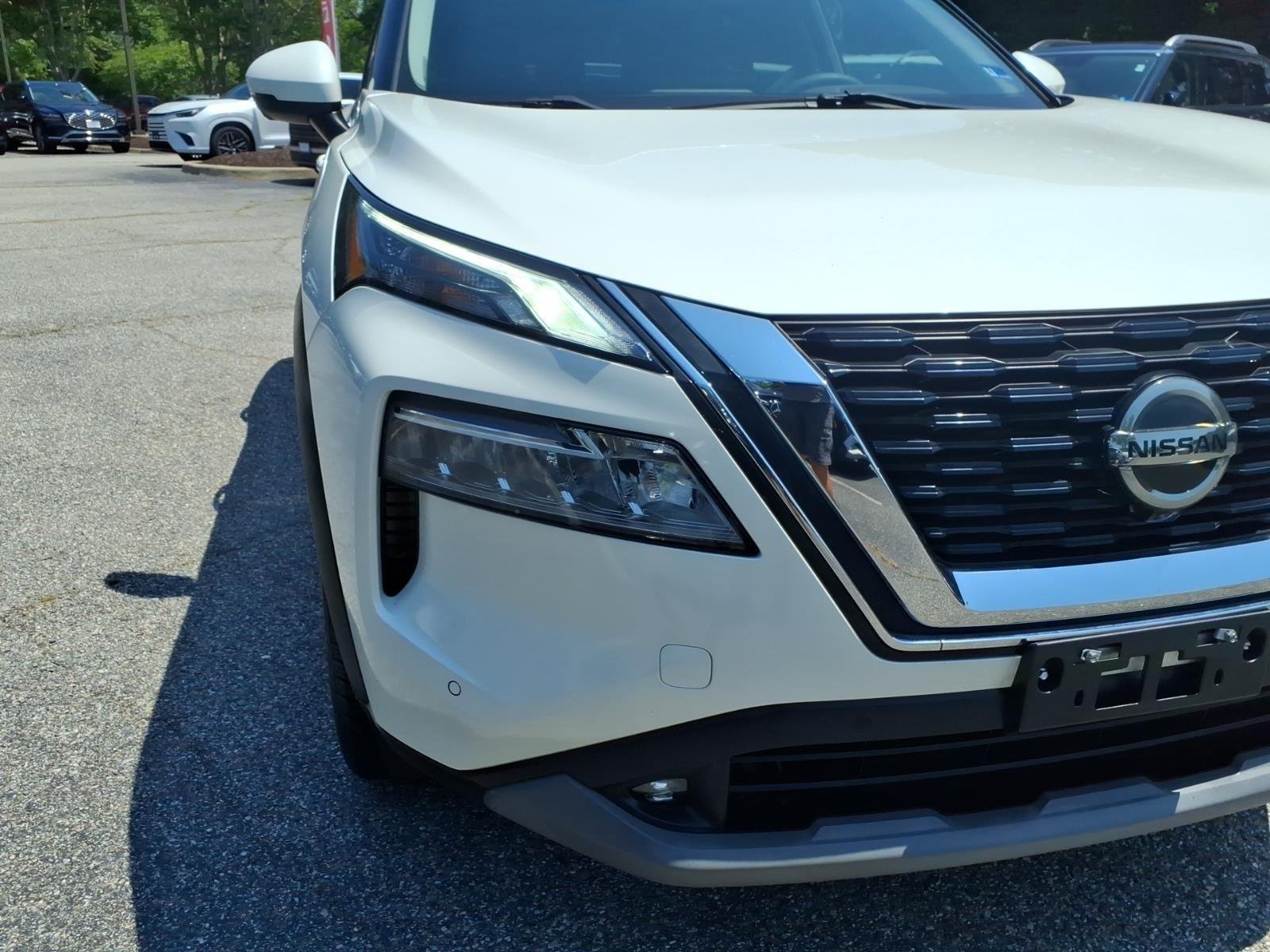 Used 2021 Pearl White Tricoat Nissan SL image 3
