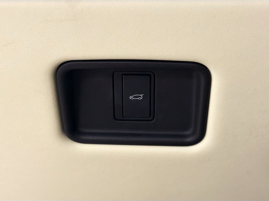 Used 2024 White Land Rover SE image 11