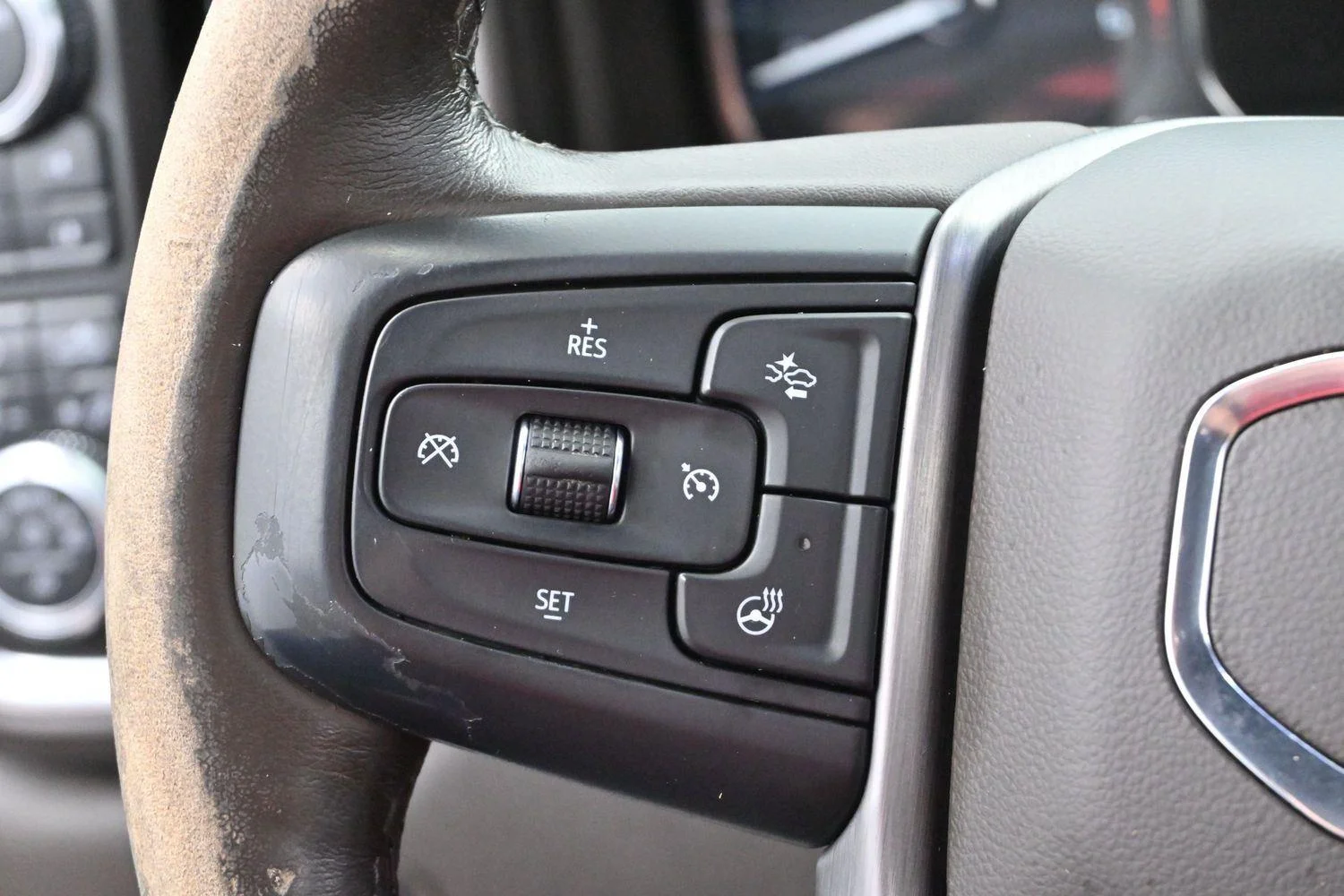 Used 2022 White Frost Tricoat GMC Denali image 26