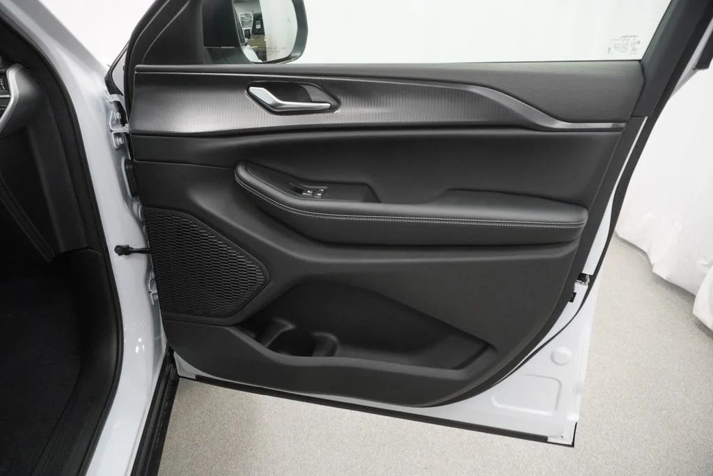 New 2026 Bright White Clear-Coat Exterior Paint Jeep Laredo image 34