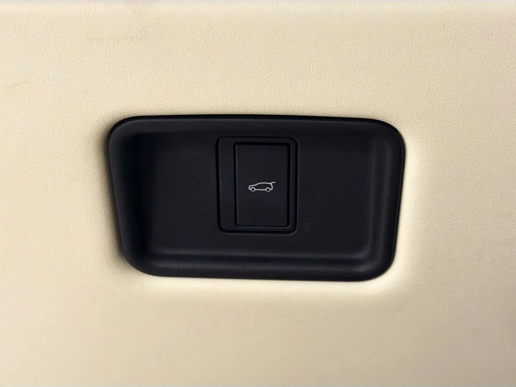 Used 2024  Land Rover SE image 11