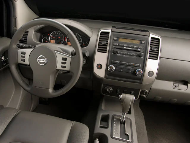 Used 2009 Silver Lightning Metallic Nissan SE image 5