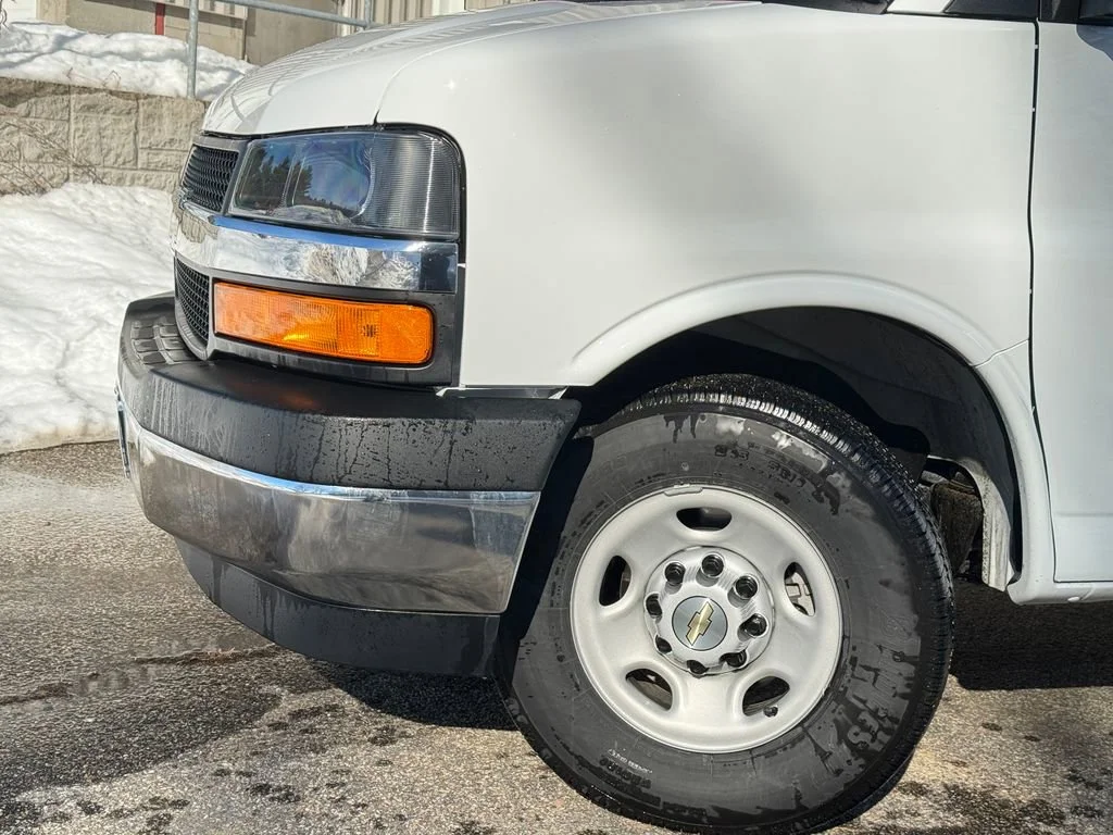 New 2025 Summit White Chevrolet 1WT image 3