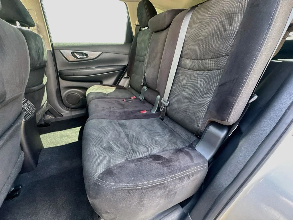 Used 2014 Silver Nissan SV image 28