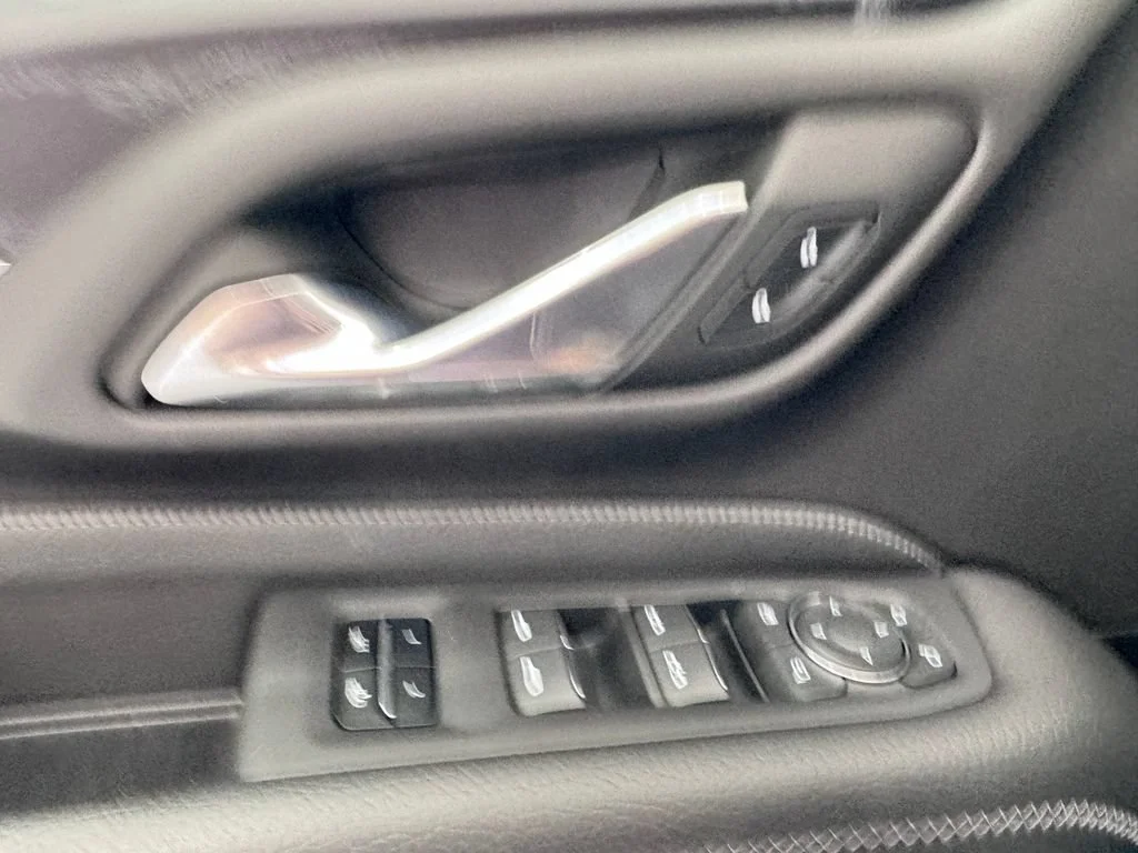 2023 GMC Yukon Denali - Photo 25