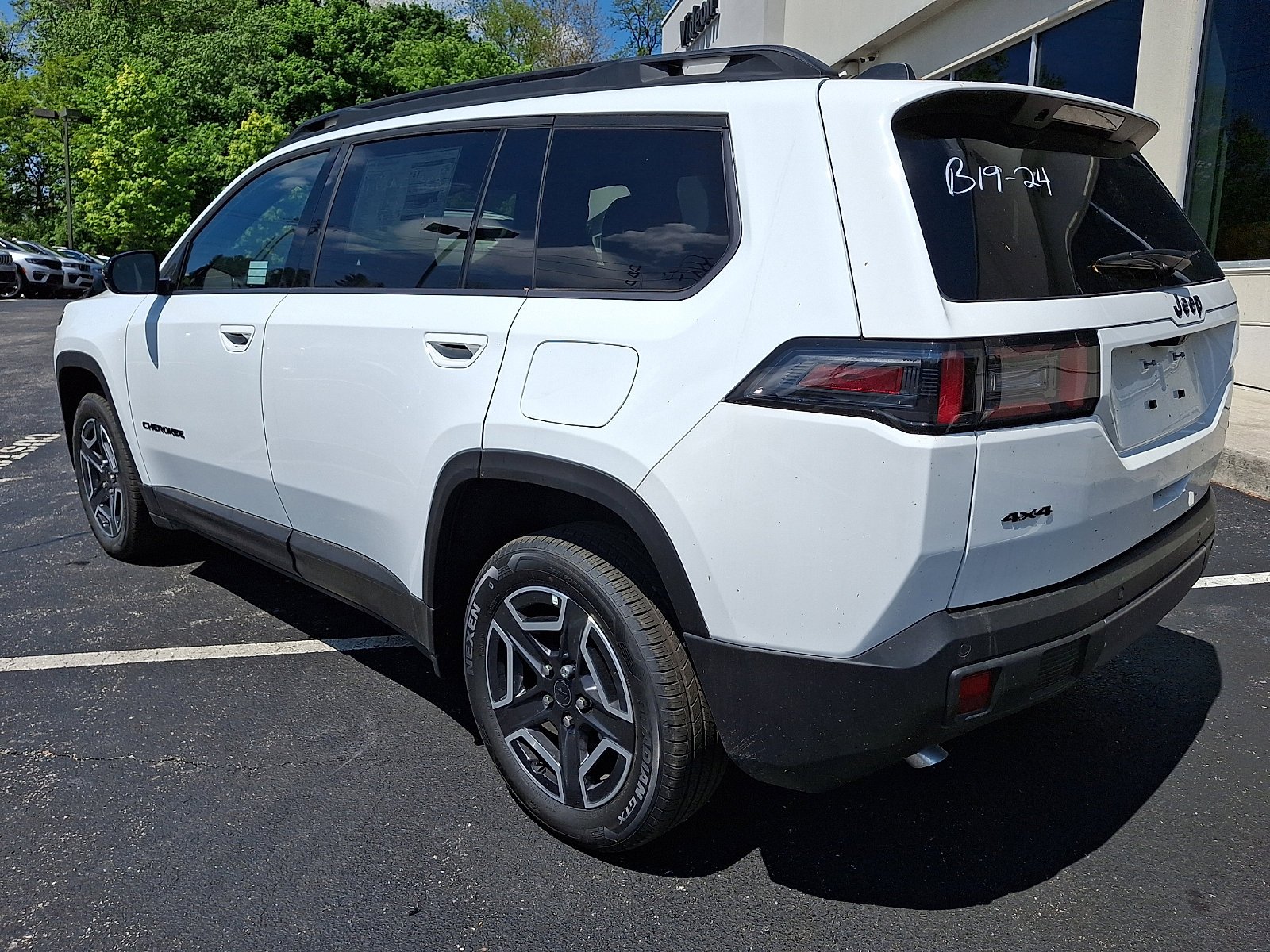 New 2026 Bright White Clear-Coat Exterior Paint Jeep Limited image 4