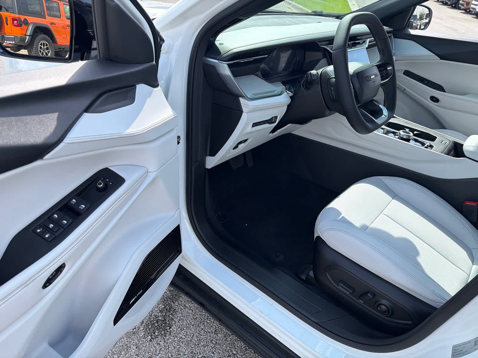 New 2026 Bright White Clear-Coat Exterior Paint Jeep Limited image 21